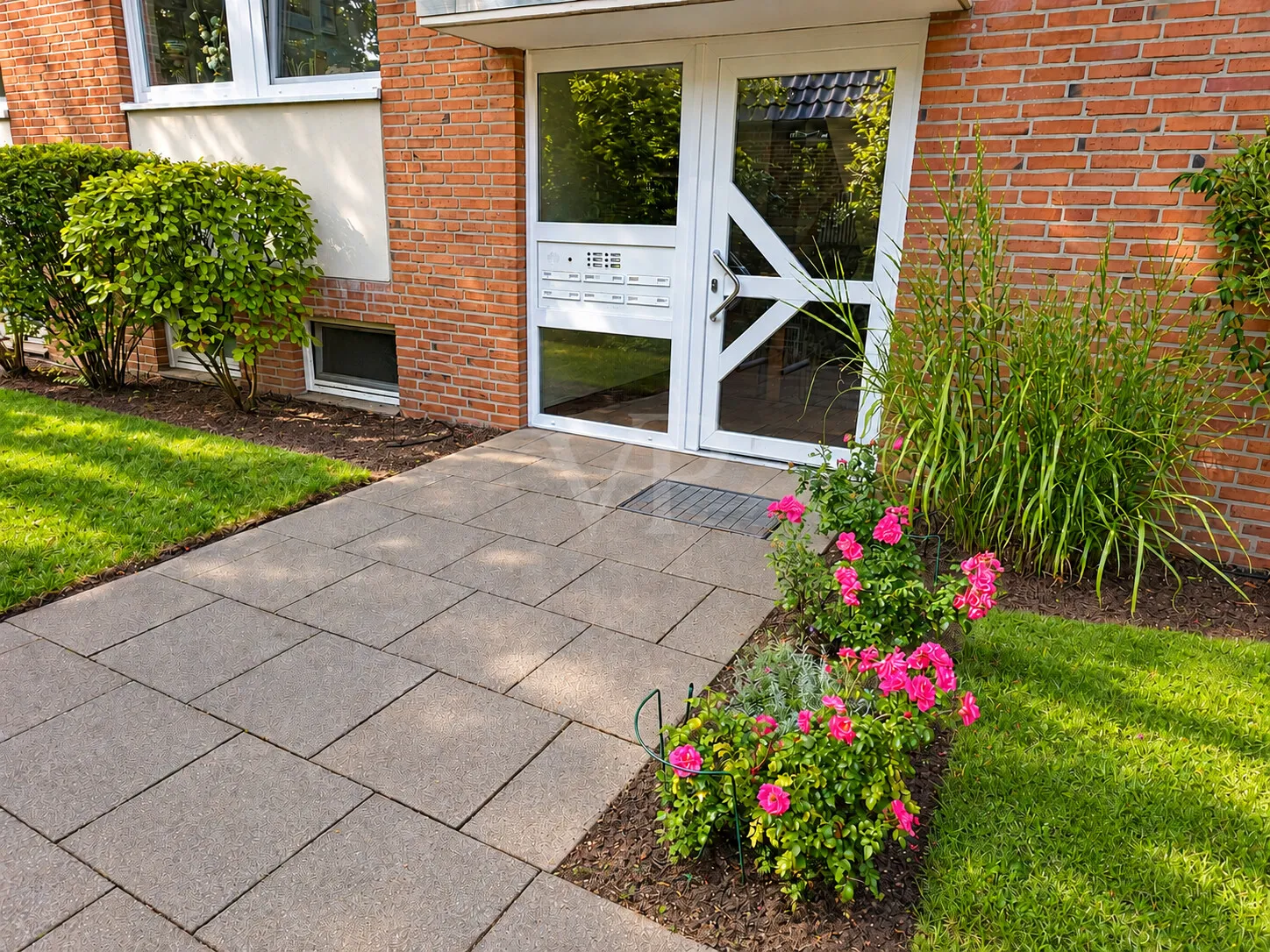 Moderner Hauseingang mit Rosengarten