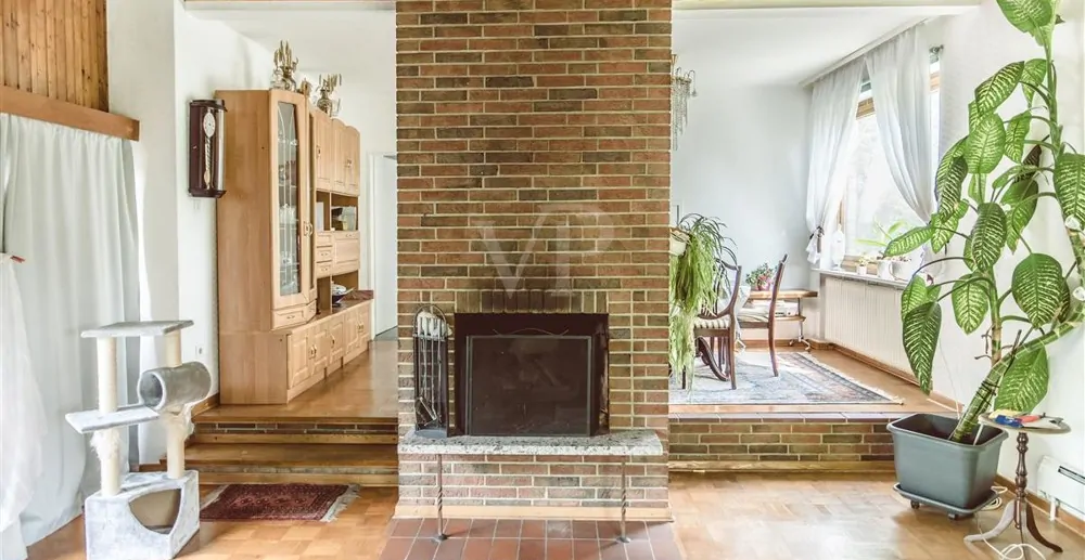 Wohnzimmer mit Kamin