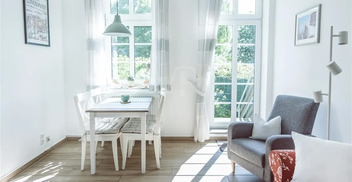 Ferienwohnung Wohnzimmer mit Ausgang zum Garten