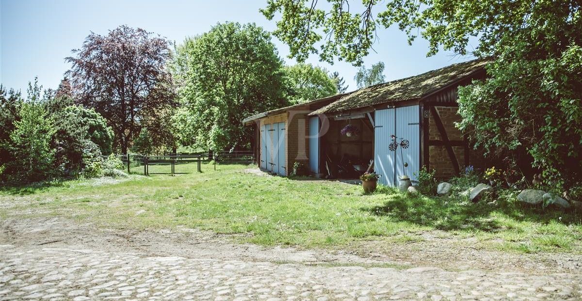 Remise mit Doppelgarage, Pferdestall und Holzschuppen