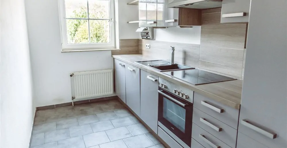 Funktionale, moderne Küche mit Backofen