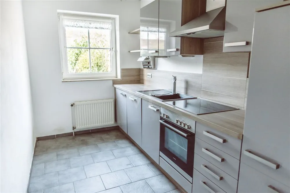 Funktionale, moderne Küche mit Backofen