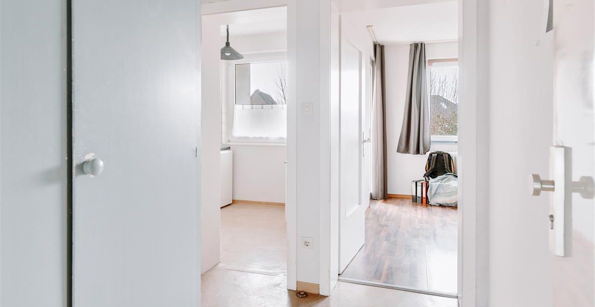 Diele mit Blick zum Wohn- und Schlafzimmer und Küche (links)