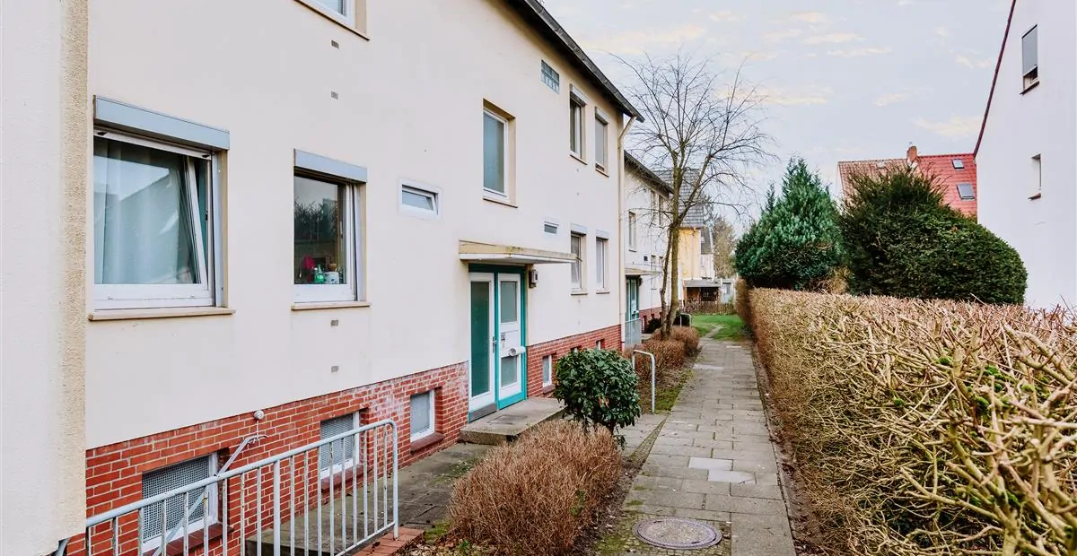 Fußweg zum Hauseingang des gepflegten Mehrfamilienhauses