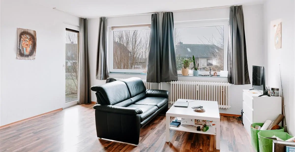 Wohn- und Schlafzimmer mit Zugang zur Loggia