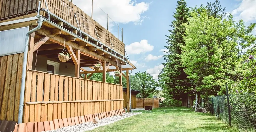 Blick auf Terrasse und Garten