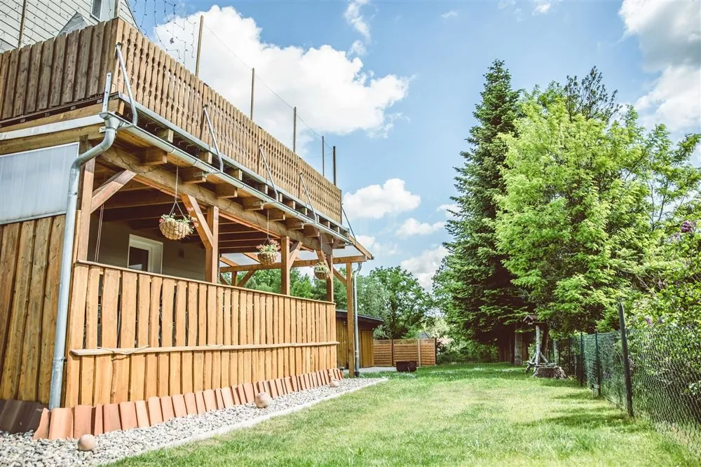 Blick auf Terrasse und Garten