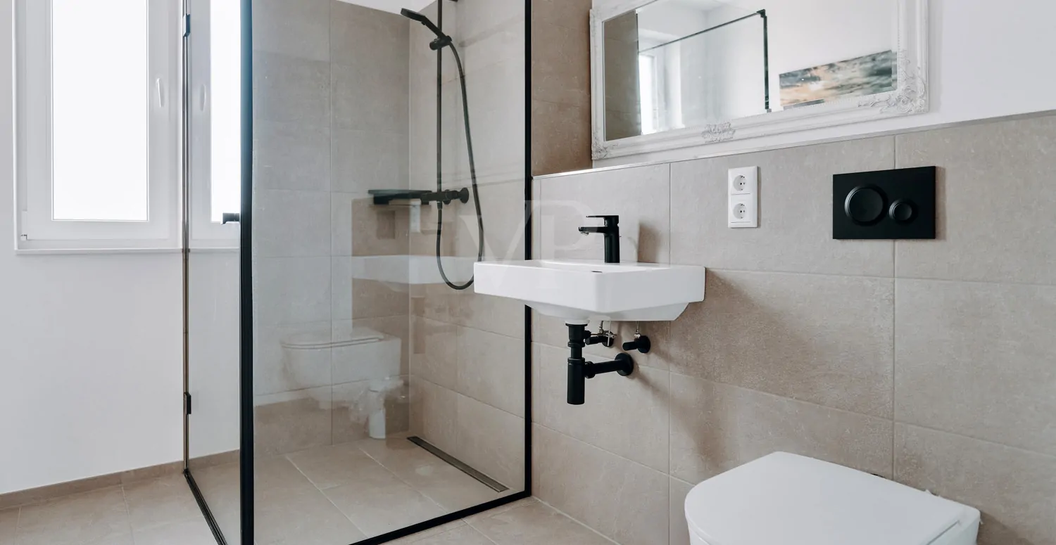 Badezimmer mit Dusche