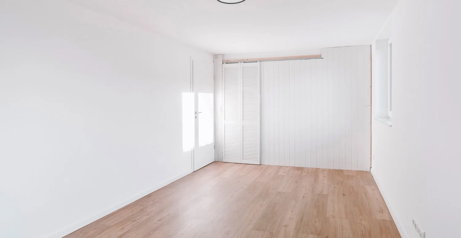 Funktionaler Stauraum, elegant abgetrennt durch eine Schiebetür