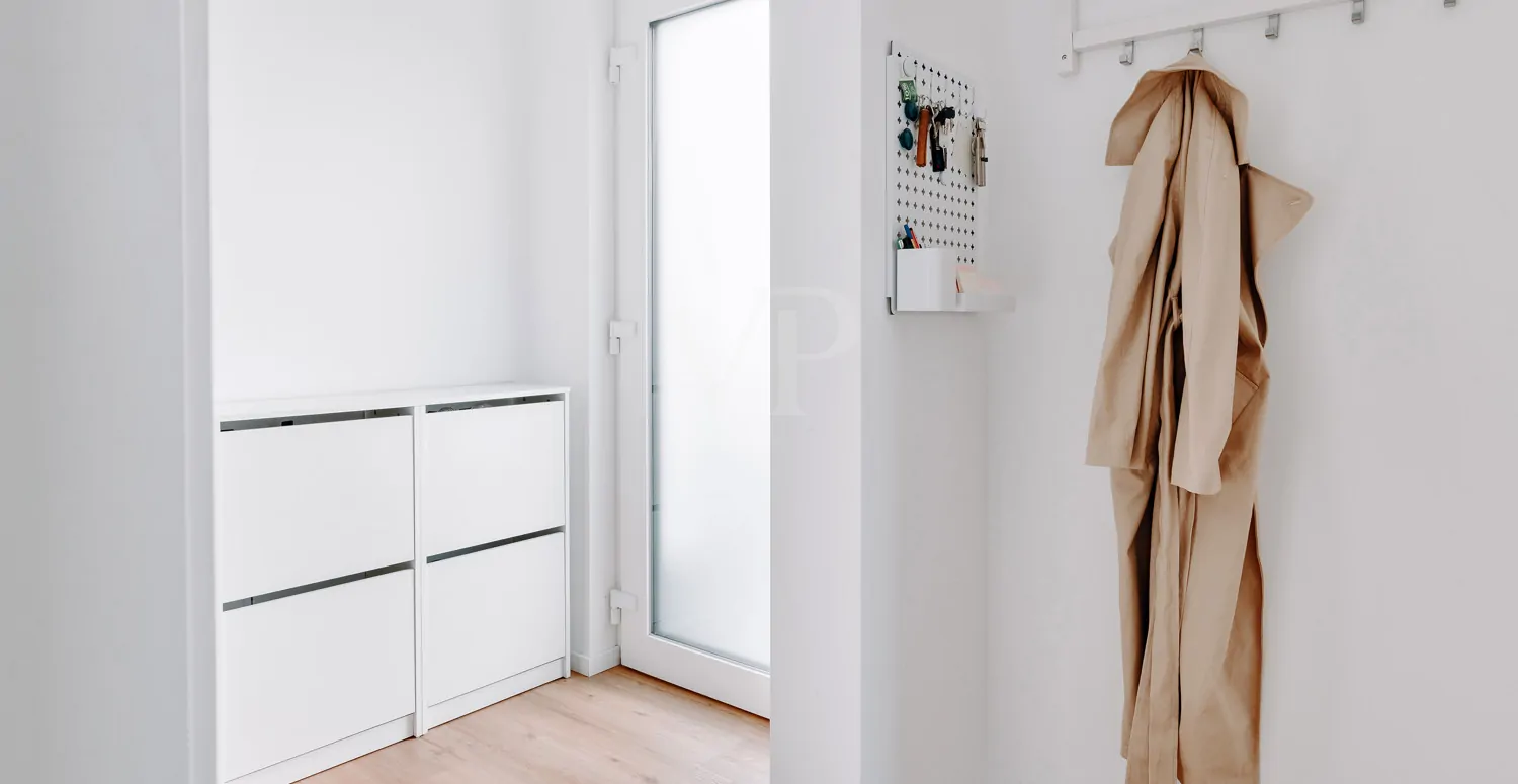 Einladender Eingangsbereich mit integrierter Garderobe