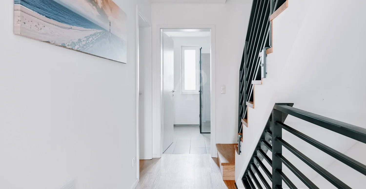 Flur im Obergeschoss mit direktem Blick auf das Badezimmer