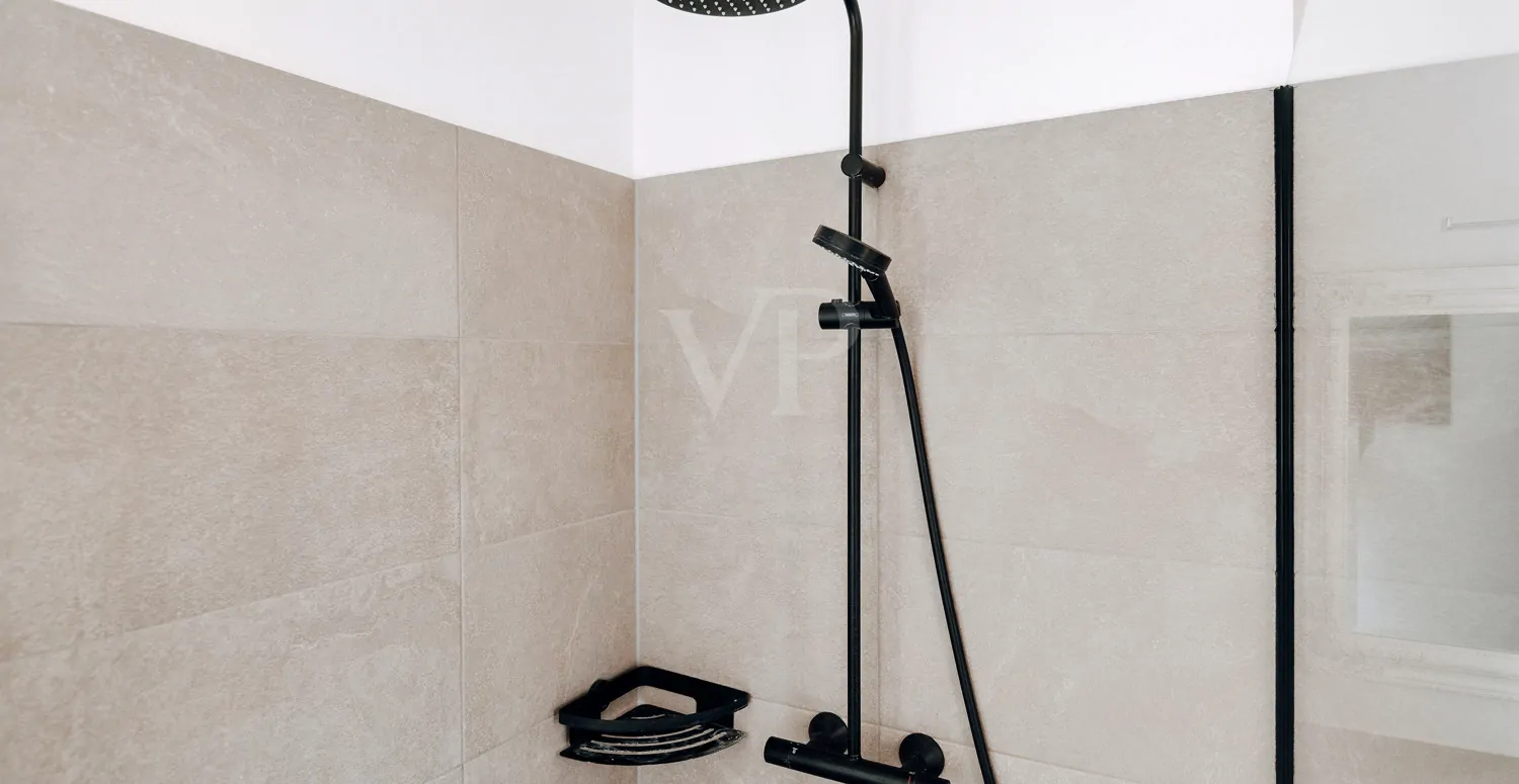 Stilvolle Regendusche mit eleganter Schwarzarmatur