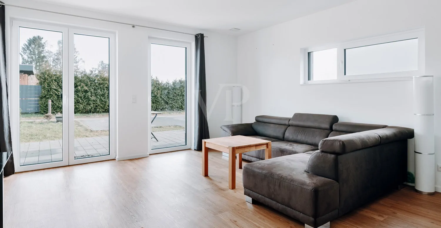 Heller Wohnbereich mit direktem Zugang zur Terrasse