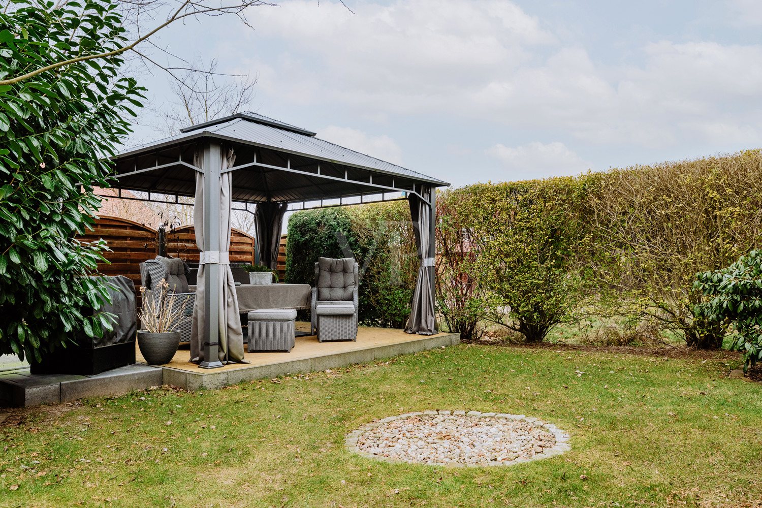 Stilvolle und helle Doppelhaushälfte mit Sonnenterrasse, Garten und modernem Wohnkomfort!