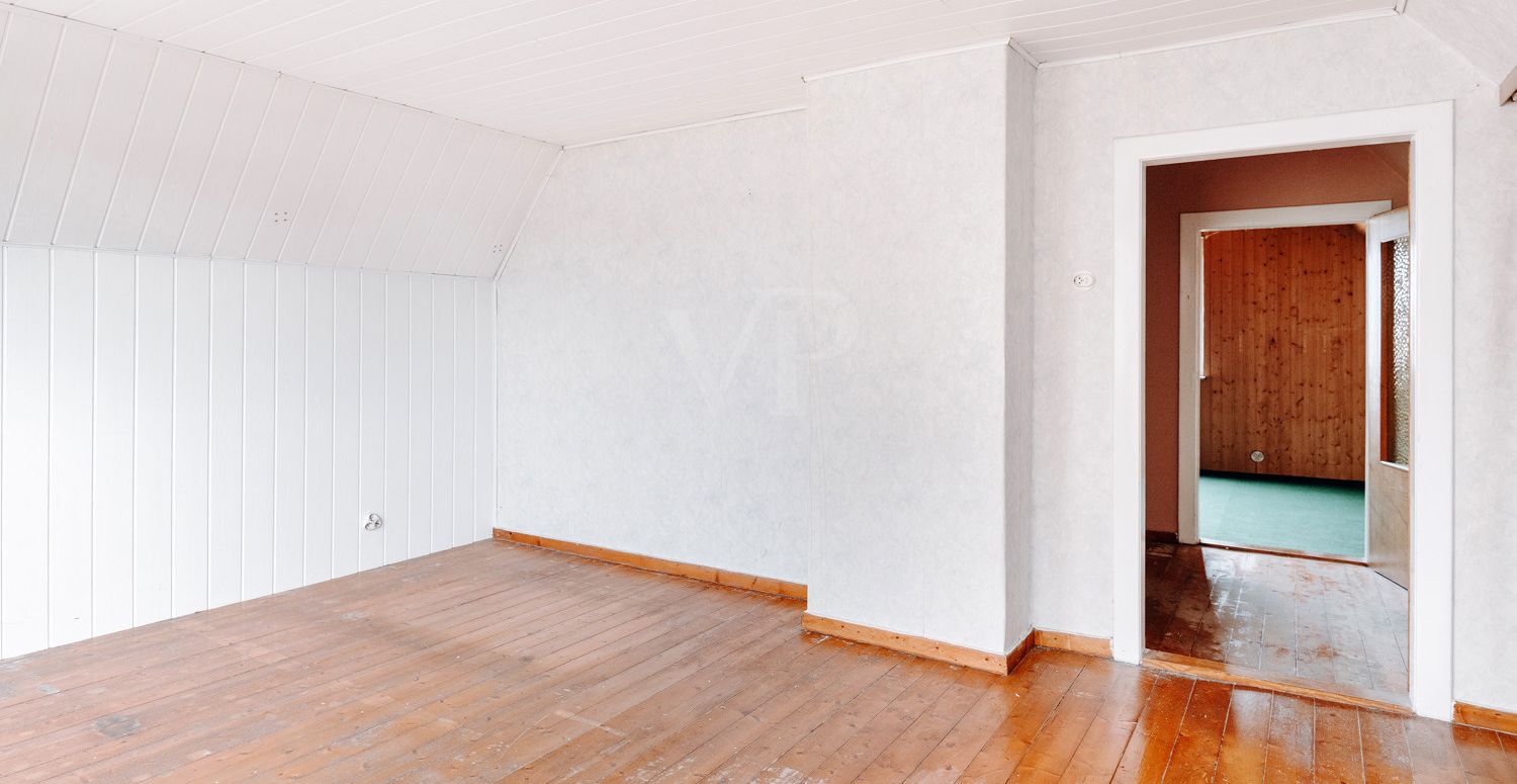 Großzügiges Zweifamilienhaus mit Potenzial und großem Grundstück!