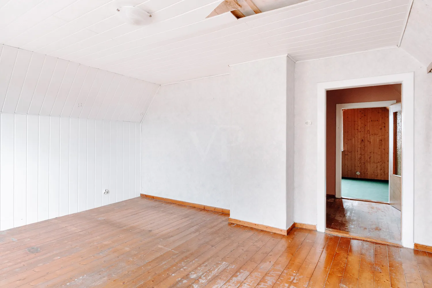 Spacieuse maison bifamiliale avec du potentiel et un grand terrain !