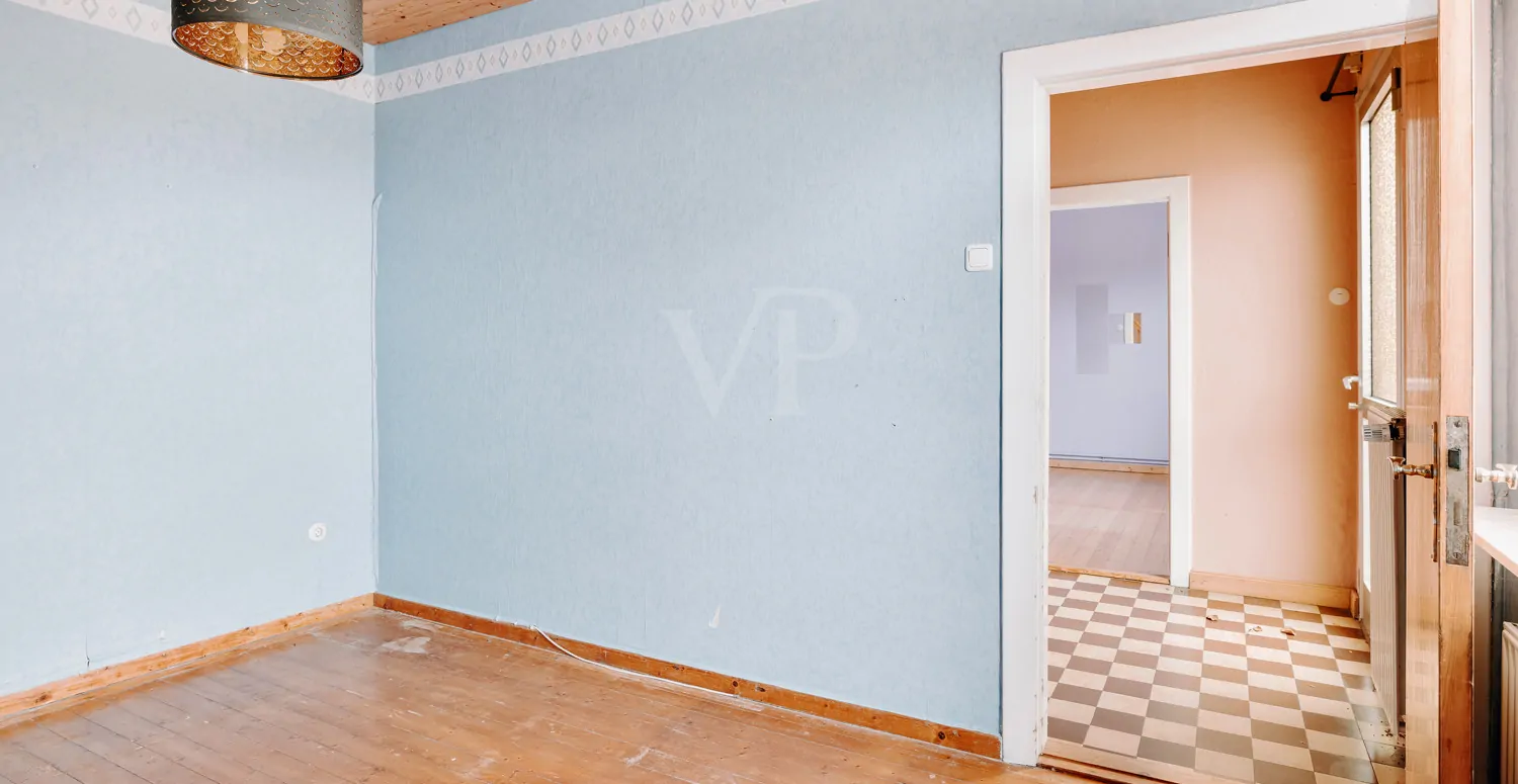 Großzügiges Zweifamilienhaus mit Potenzial und großem Grundstück!