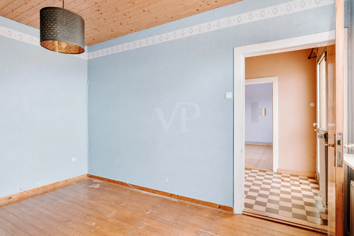 Spacieuse maison bifamiliale avec du potentiel et un grand terrain !