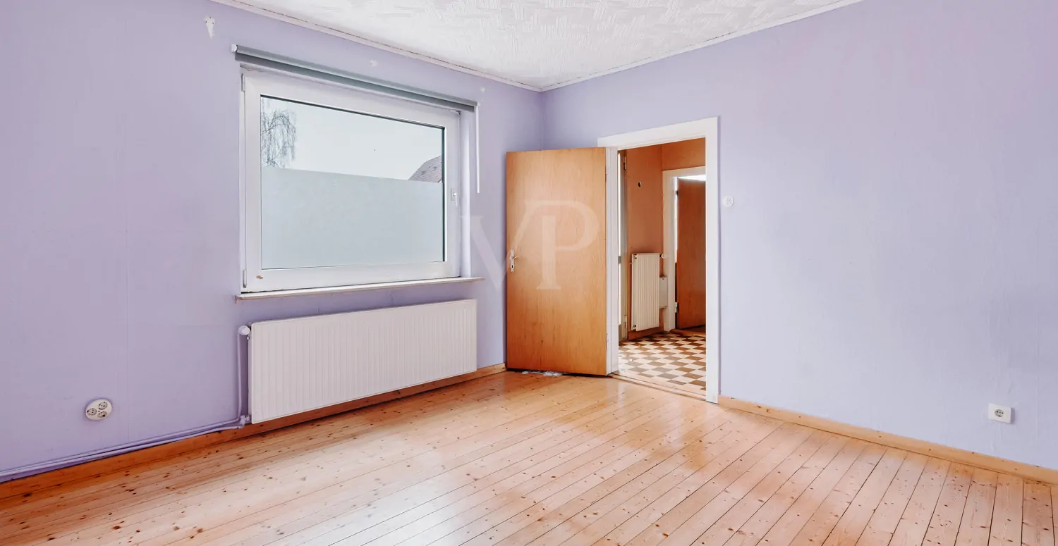 Großzügiges Zweifamilienhaus mit Potenzial und großem Grundstück!