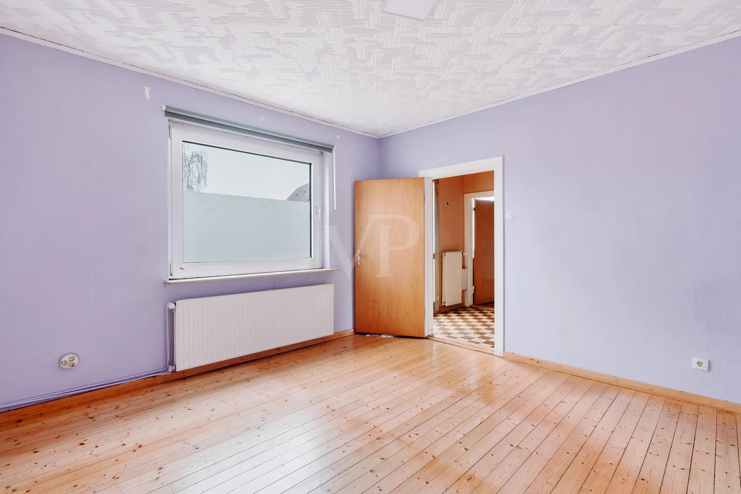 Spacieuse maison bifamiliale avec du potentiel et un grand terrain !