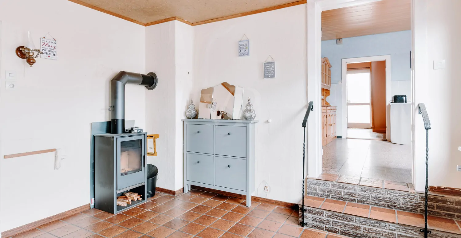 Flur im Nebengebäude mit Kaminanschluss
