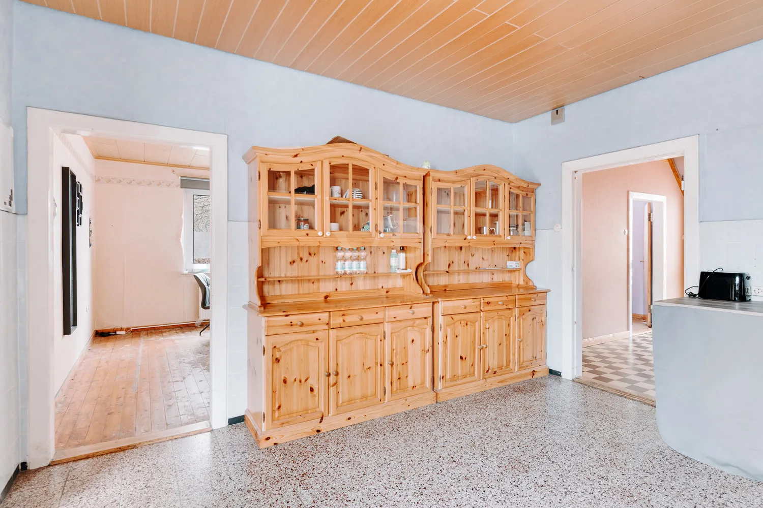 Spacieuse maison bifamiliale avec du potentiel et un grand terrain !