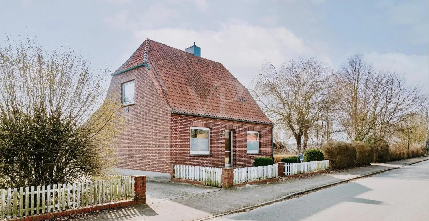 Großzügiges Zweifamilienhaus mit Potenzial und großem Grundstück!