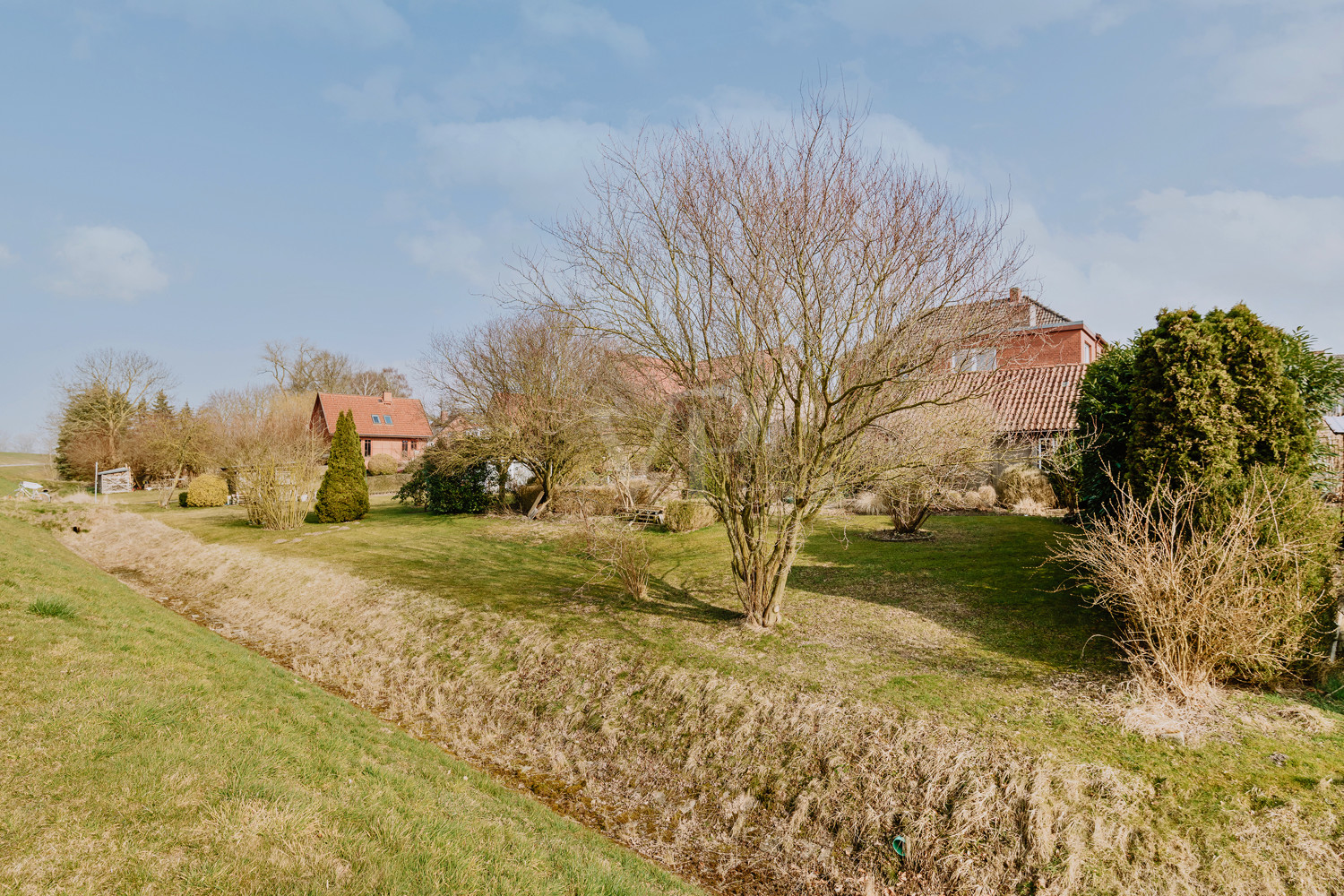 Garten in unmittelbarer Deichlage mit direktem Blick auf die Elbe