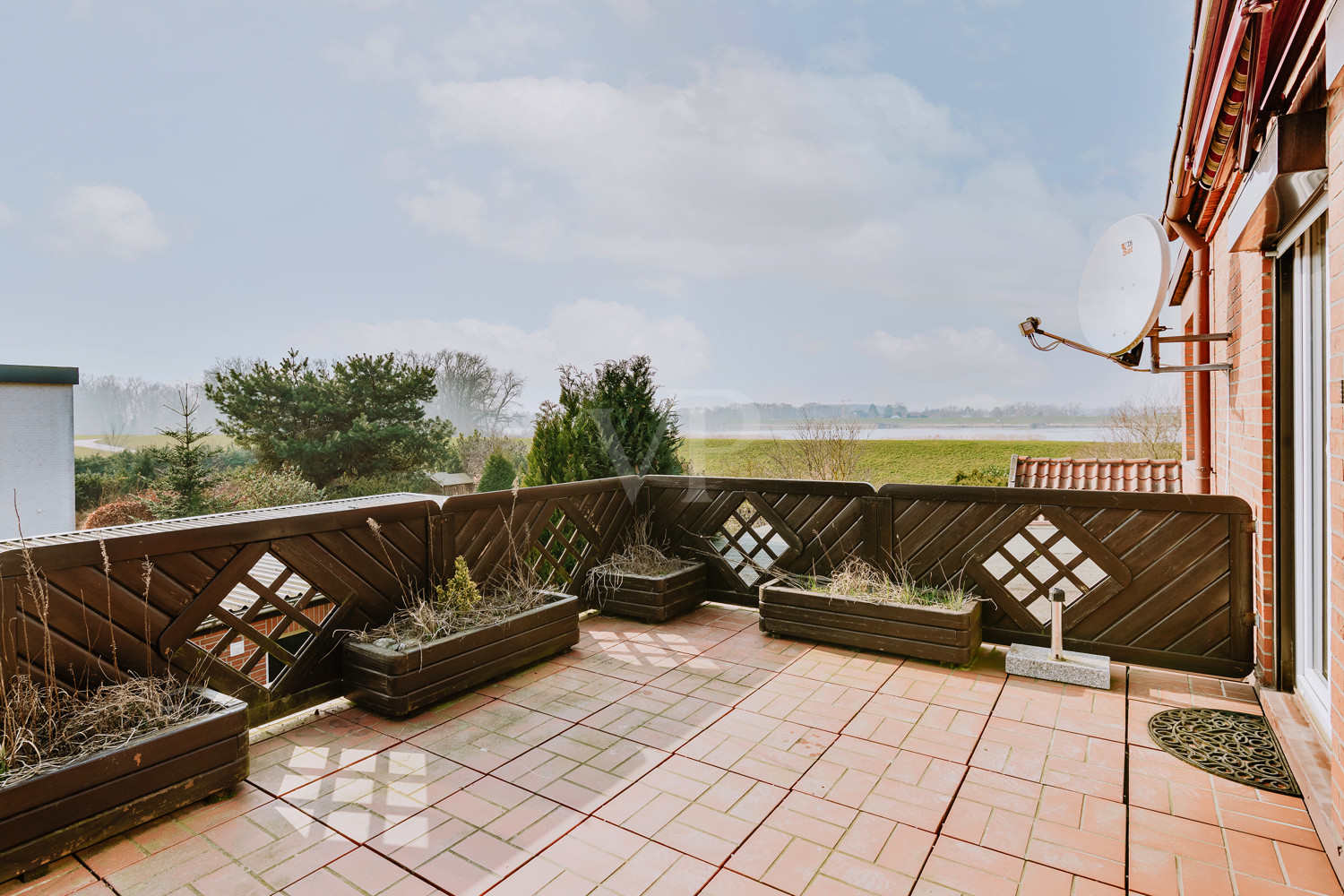 Dachterrasse mit Blick auf die Elbe