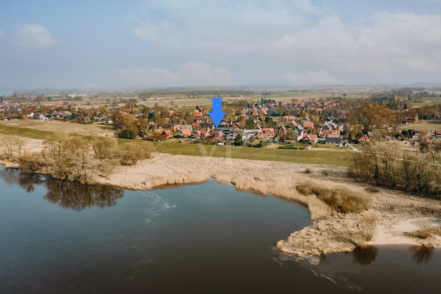 Idyllisches Wohnen direkt am Elbdeich – Haus mit einzigartigem Flussblick.
