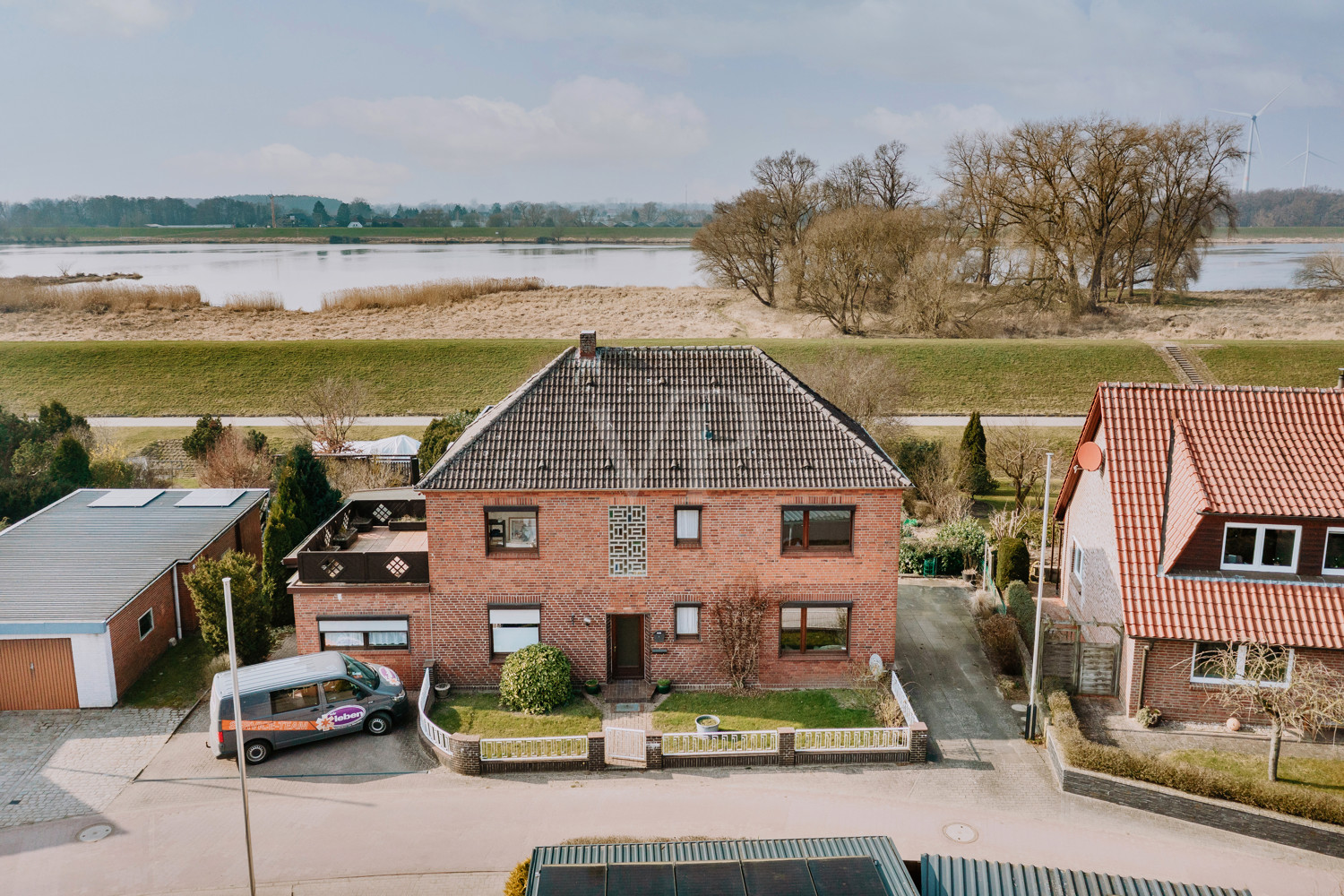 Wohnen am Wasser – Sanierungsfähiges Einfamilienhaus.