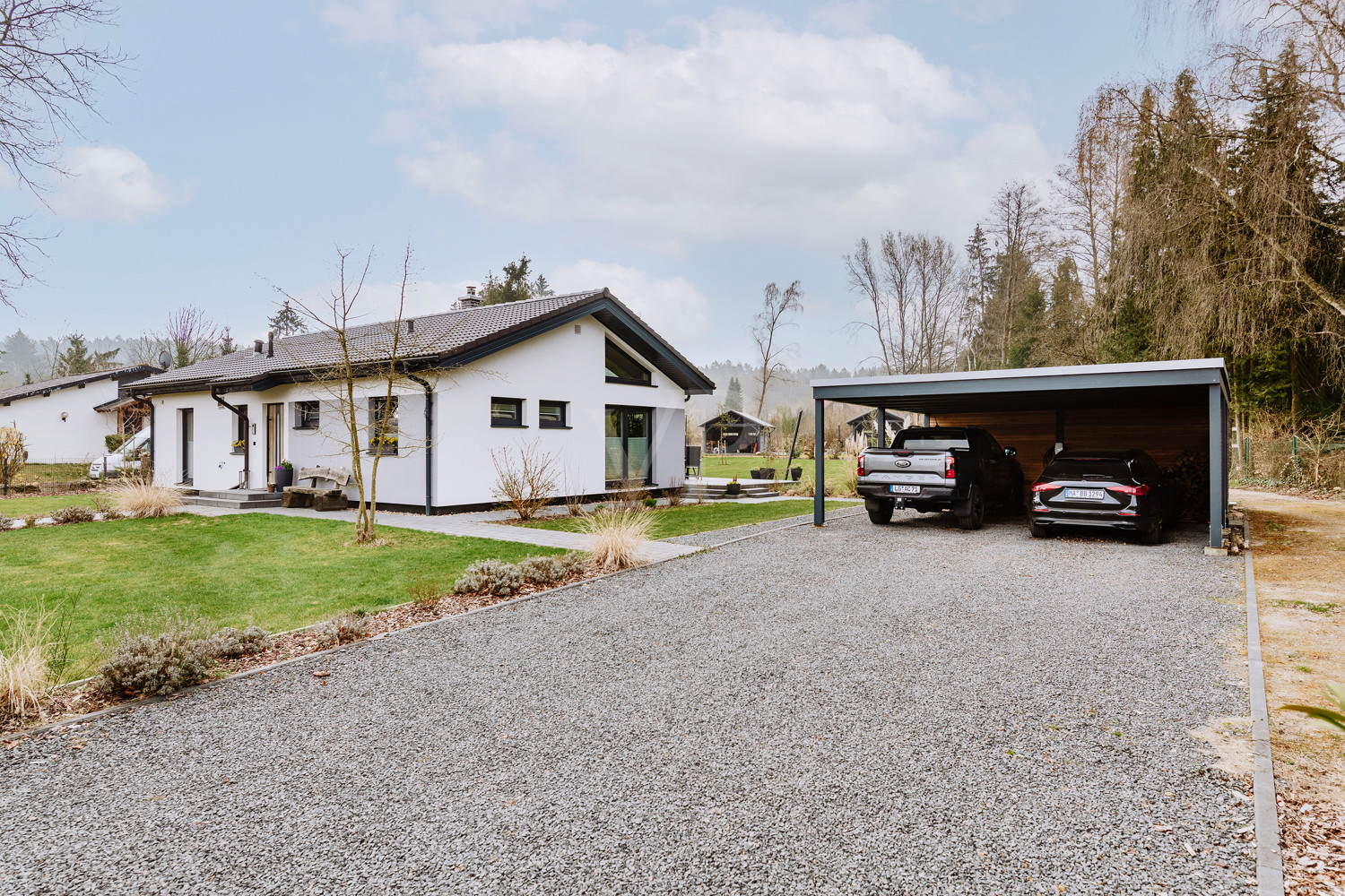Praktischer Doppelcarport mit Ladestation