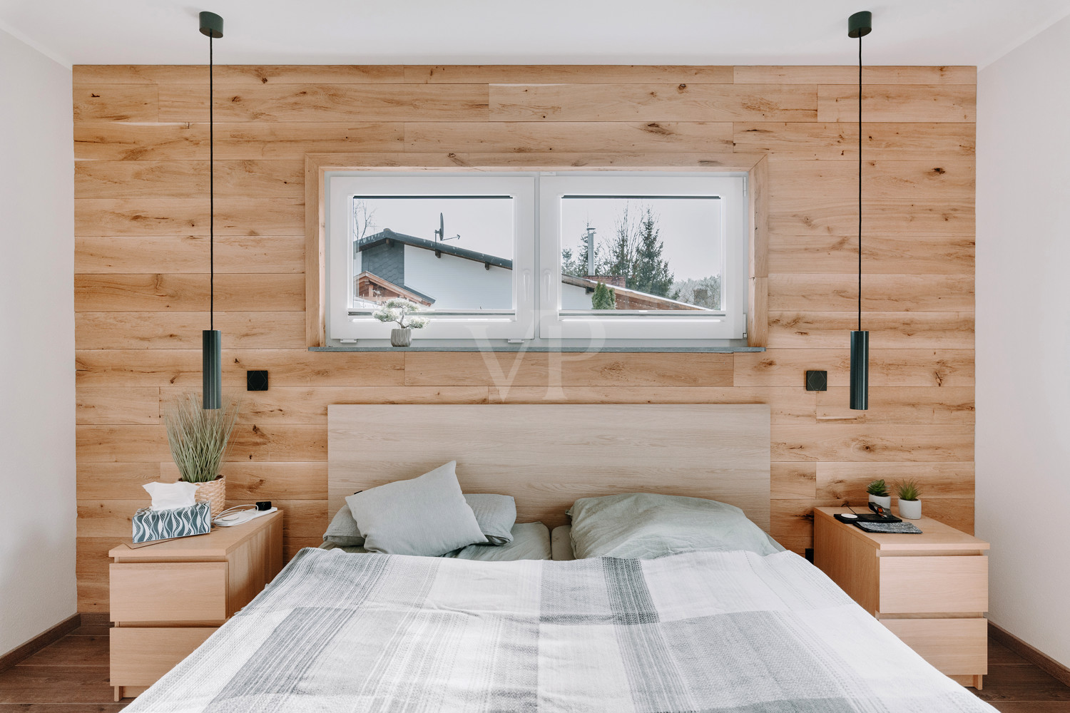 Natürliche Ruheoase – stilvolles Schlafzimmer mit Holzelementen