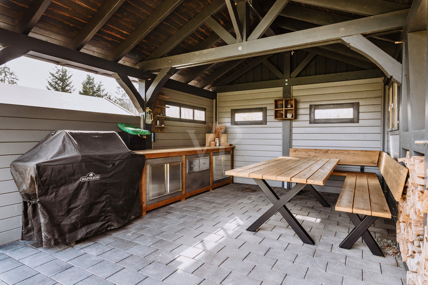 Perfekt für Sommerabende – voll ausgestattete Outdoor-Küche