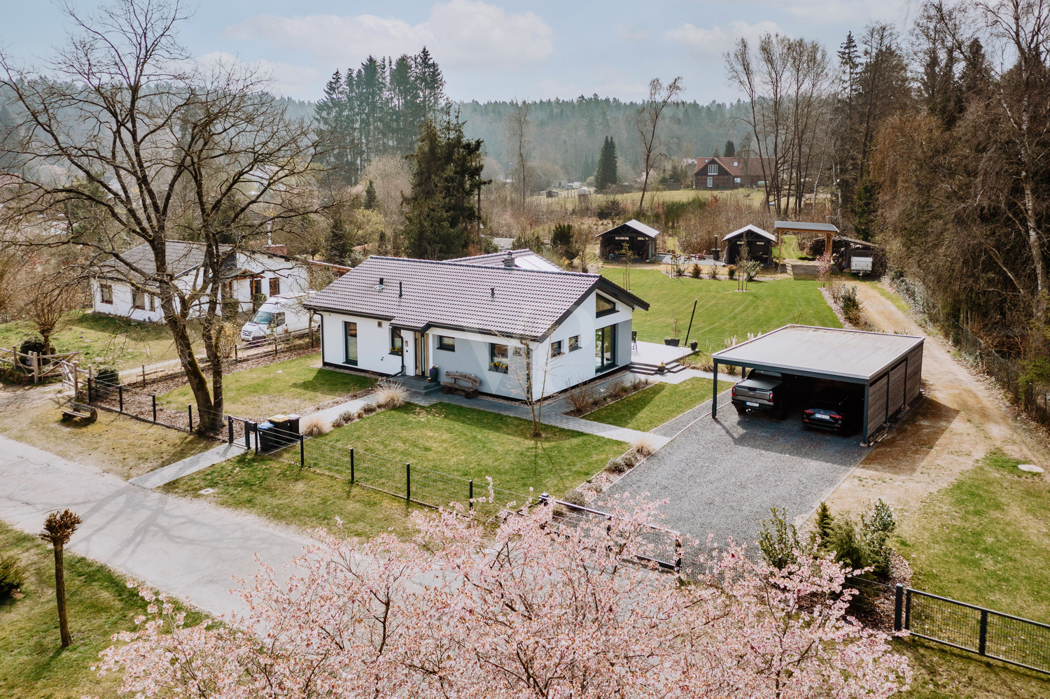 Moderner Bungalowtraum im Grünen – Ruheoase mit großem Naturgrundstück