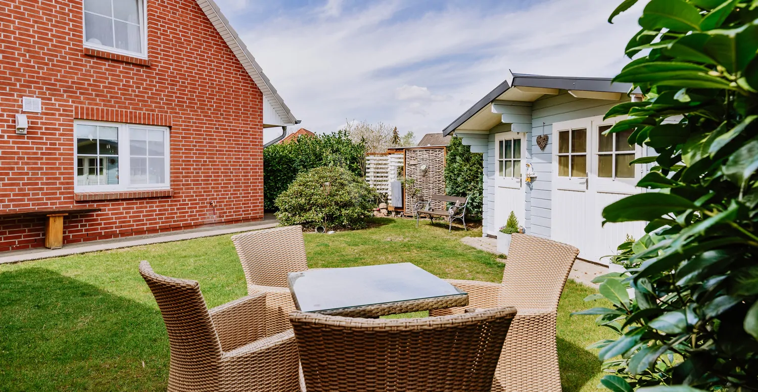 Liebevoll gepflegter Garten mit einladender Sitzecke