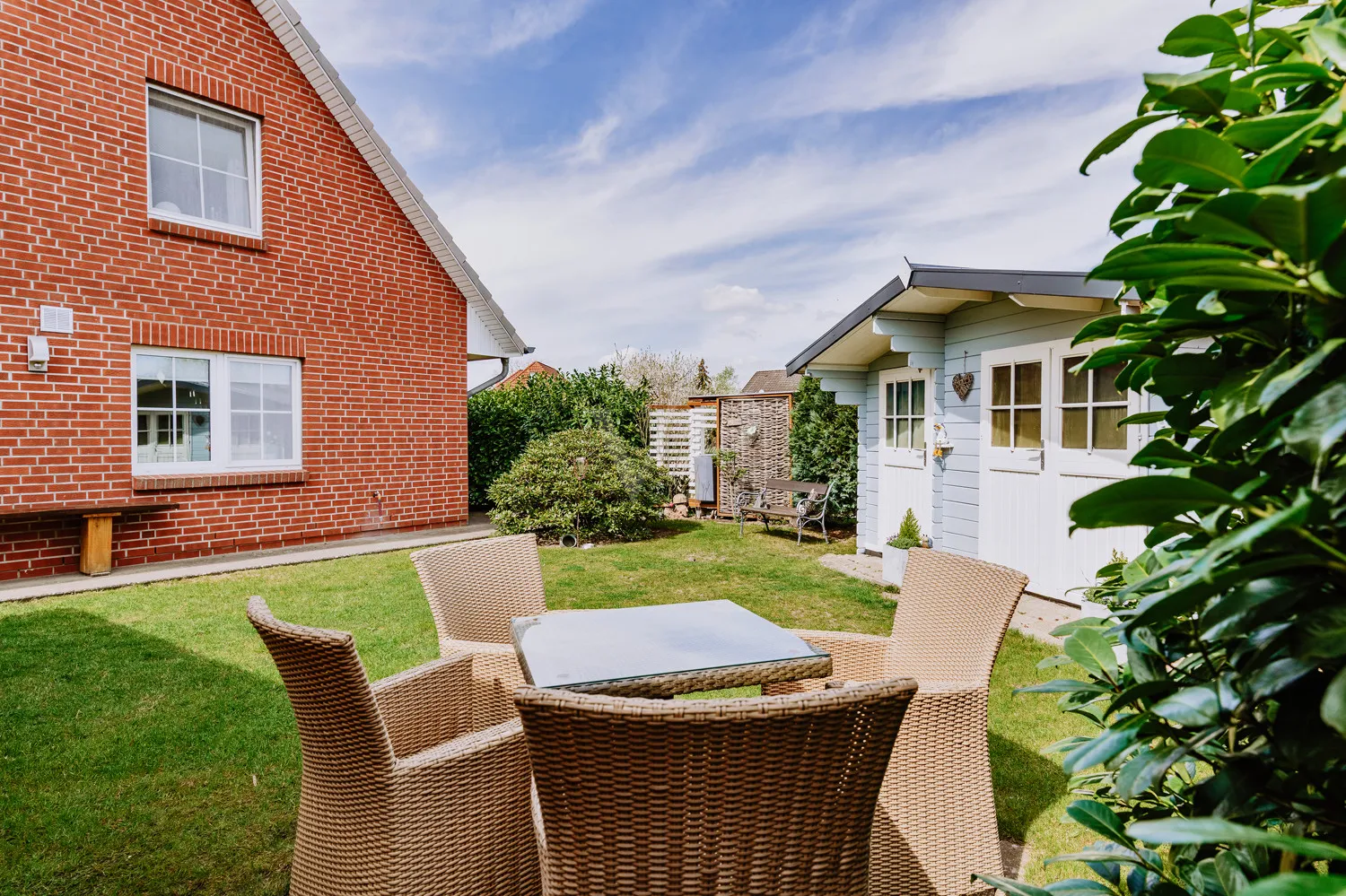 Liebevoll gepflegter Garten mit einladender Sitzecke
