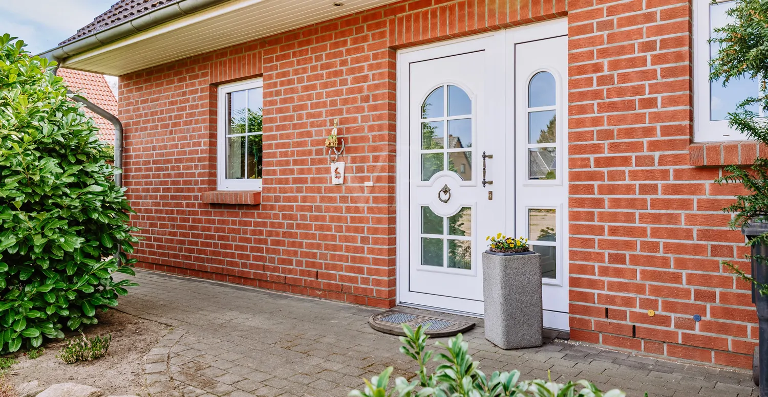 Nordansicht - Hauseingang Gepflegter Hauseingang