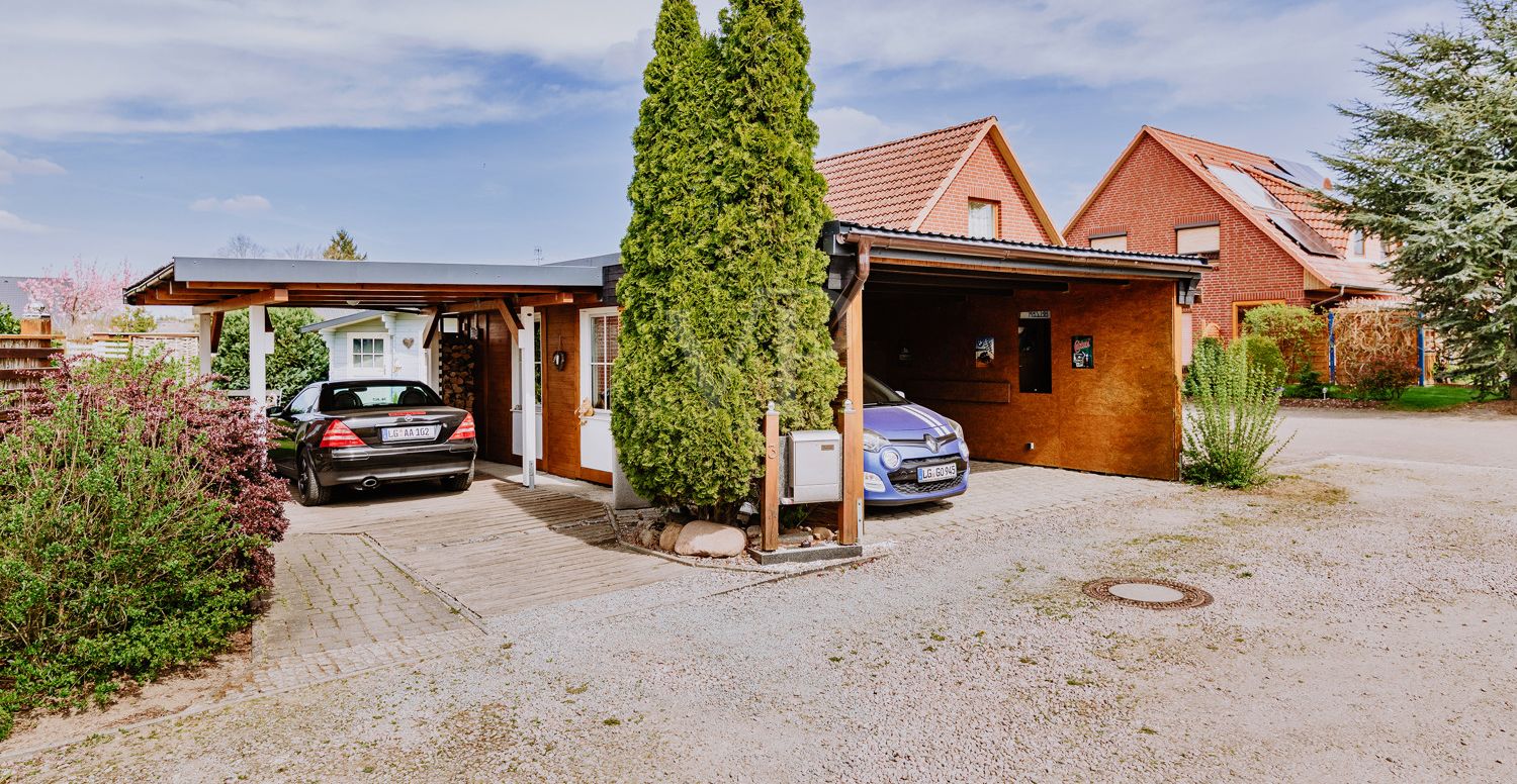 Doppelcarport mit Platz für bis zu drei Fahrzeuge