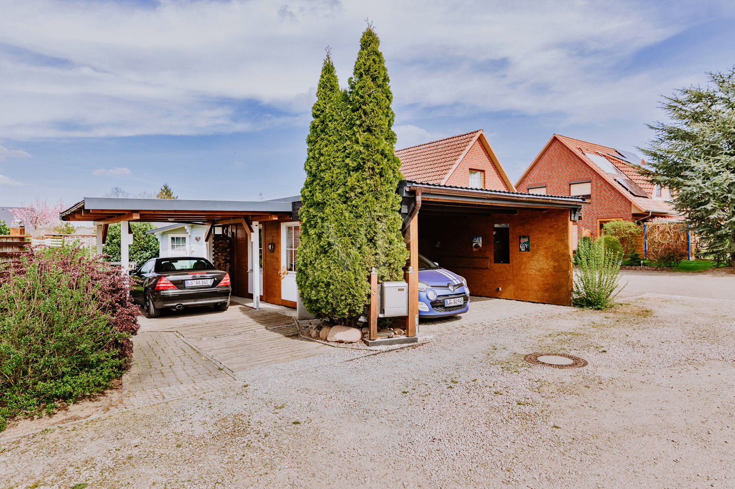 Doppelcarport mit Platz für bis zu drei Fahrzeuge