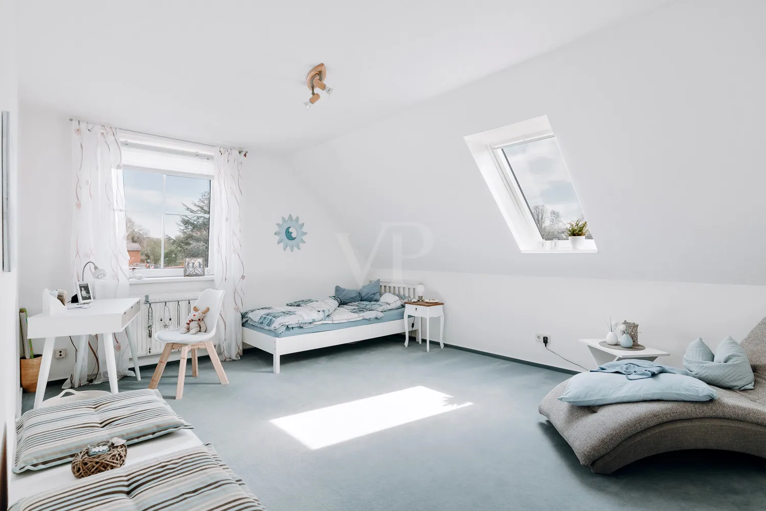 Ein weiteres Zimmer bietet sich ideal als Kinder- oder Gästezimmer an