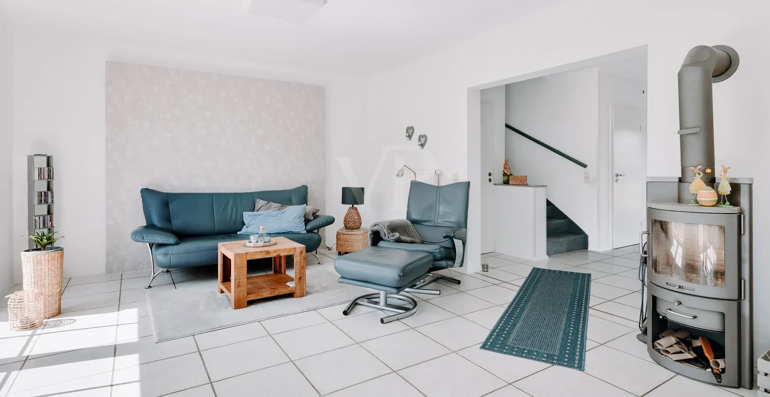 Im Erdgeschoss: Wohnbereich mit stilvollem Schwedenofen und direktem Terrassenzugang