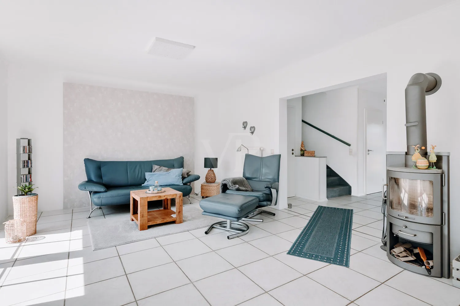 Im Erdgeschoss: Wohnbereich mit stilvollem Schwedenofen und direktem Terrassenzugang