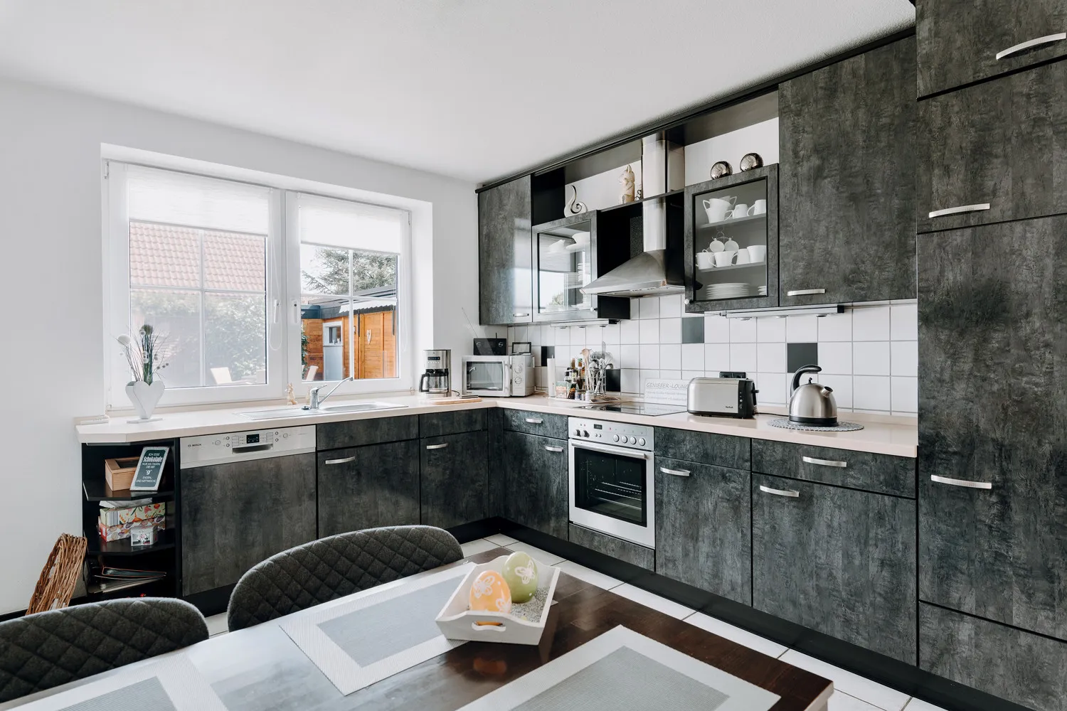 Voll ausgestattete Einbauküche mit Marken-Geräten von Siemens