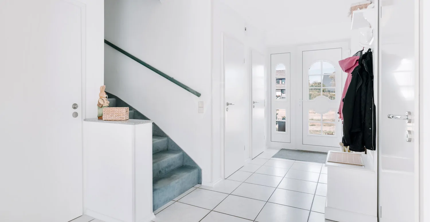 Einblick in Eingangsbereich und Flur