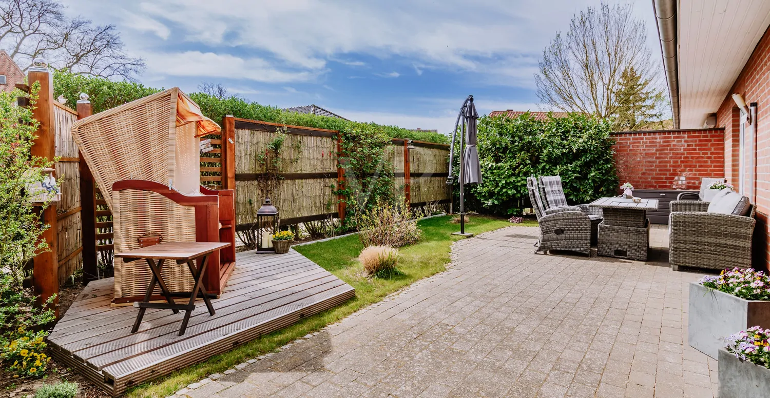 Wohlfühlplatz auf der Sonnenseite – Terrasse mit Strandkorb