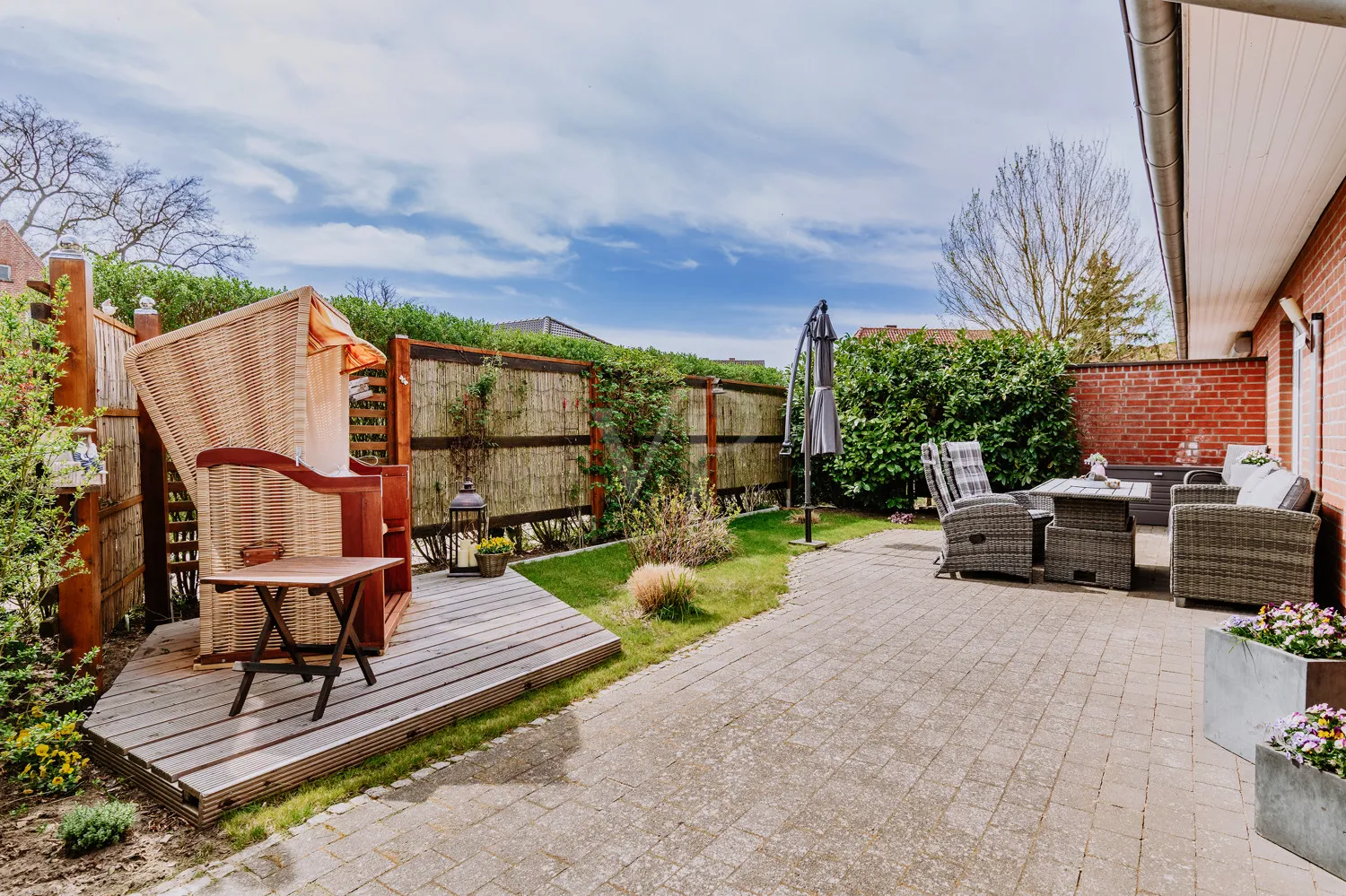 Wohlfühlplatz auf der Sonnenseite – Terrasse mit Strandkorb