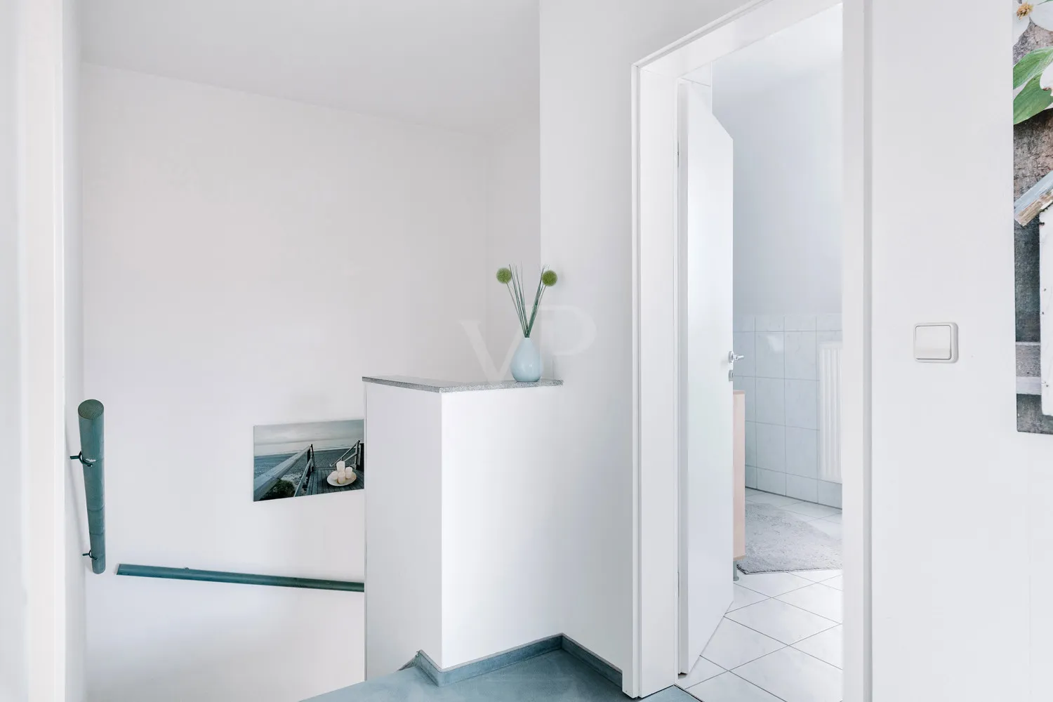 Lichtreicher Flur mit angenehmer Atmosphäre