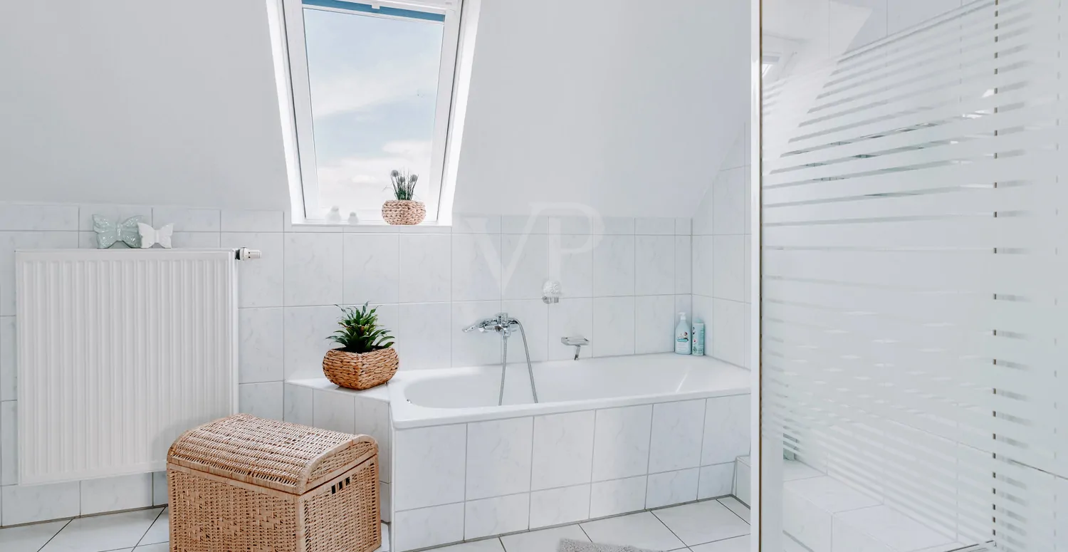 Helles Bad mit Wanne und Dusche