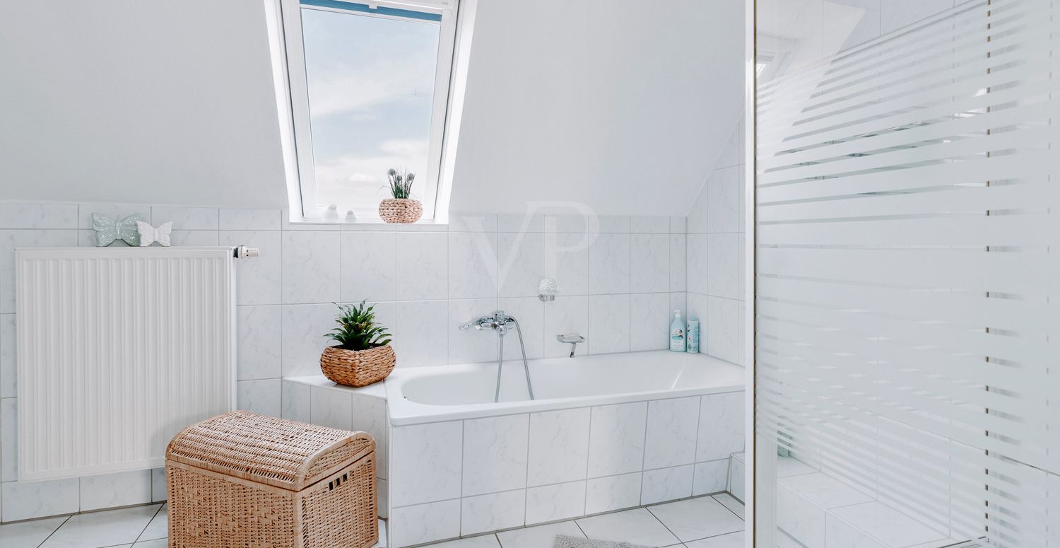 Helles Bad mit Wanne und Dusche